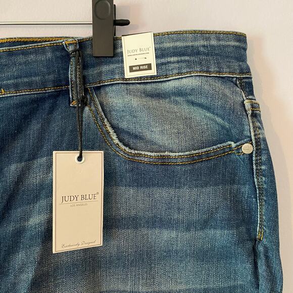 NWT Judy Blue Women's size 24W Relaxed Fit Mid Rise Medium Wash Jeans Stretchy - Picture 3 of 13